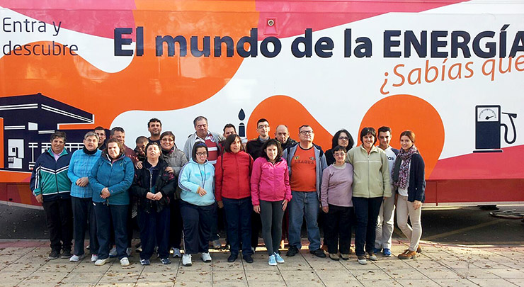 Usuarios de PLACEAT, Plasencia, visitan el Bus de la Fundación Repsol