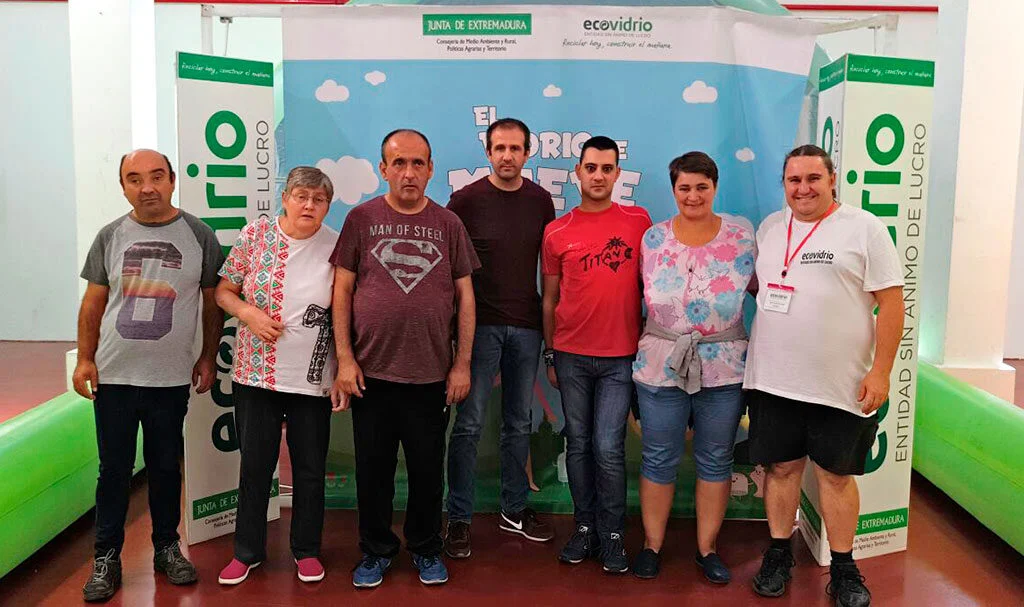 Usuarios del Grupo de Uso de la Comunidad de PLACEAT, visitan el Taller de Reciclaje de Vidrio de la Junta de Extremadura y Ecovidrio, en Plasencia.