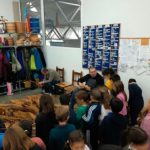 José Luis enseña cómo se hacen los productos de Cestería a los niños de tercero de infantil del CEIP SAN MIGUEL de Plasencia