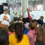 Los monitores de piel, enseñan cómo se hacen los productos a los niños de tercero de infantil del CEIP SAN MIGUEL de Plasencia