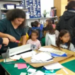 Argeme enseña cómo se hacen los productos de Encuadernación a los niños de tercero de infantil del CEIP SAN MIGUEL de Plasencia