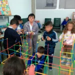 María Ángeles ayudando a construir a los niños de tercero de infantil del CEIP SAN MIGUEL de Plasencia