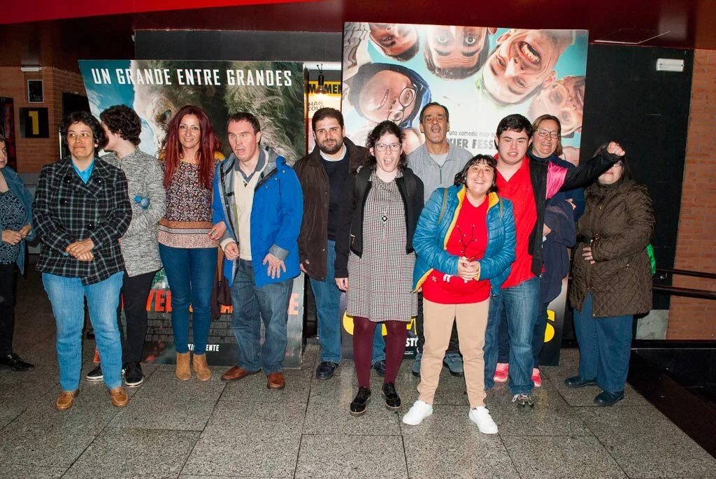 En la imagen, unos de los grupos de PLACEAT, posa junto al photocall de la Película Campeones que hay en los Multines Alkázar de Plasencia