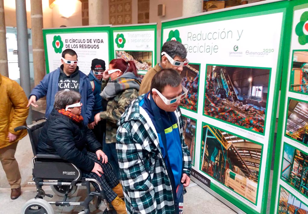 Exposición el círculo de la vida de los residuos - El Centro de Día de Placeat, aprende a reciclar