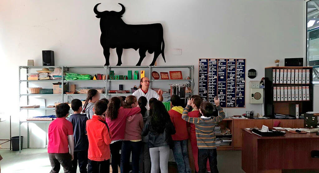 En la imagen se ve un grupo de alumnos de primaria del Cole de San Miguel visitando el Taller de Piel de PLACEAT.