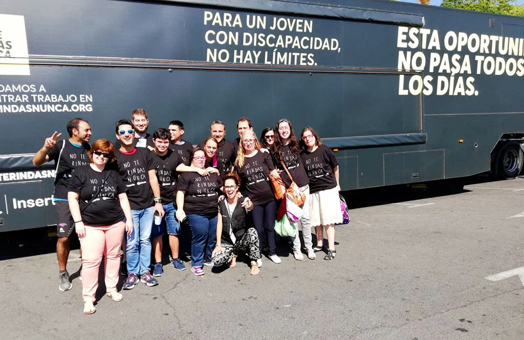 Autobús NO TE RINDAS NUNCA de la Fundación ONCE - INSERTA