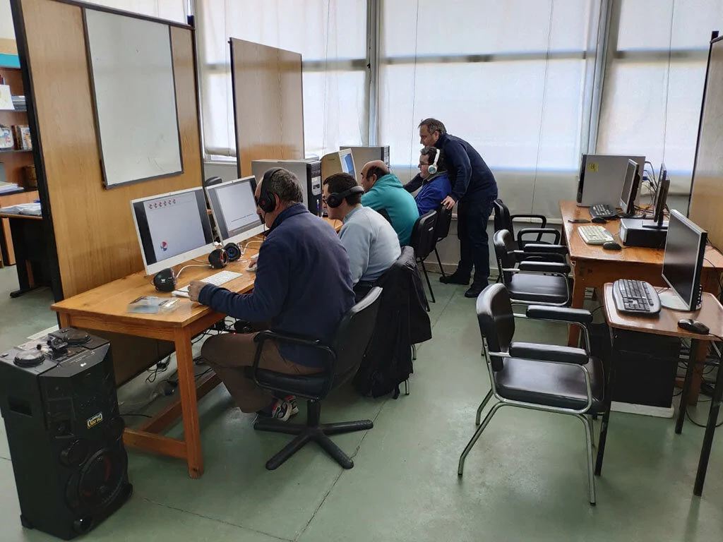 Informática básica y media con Fundación Valhondo