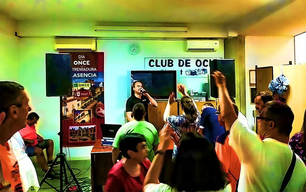 En la foto se ve a Santos Music animando a las personas de la Asociación PLACEAT