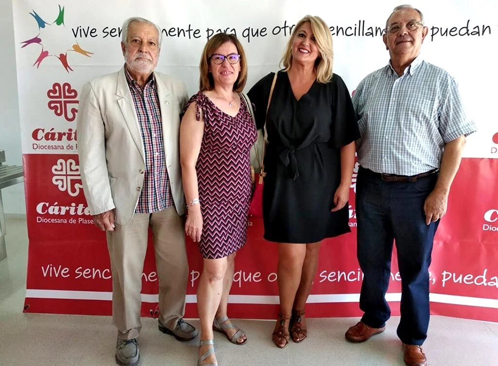 imagen de los representantes de placeat en el photocall de la clausura del curso de Cáritas Plasencia 2019