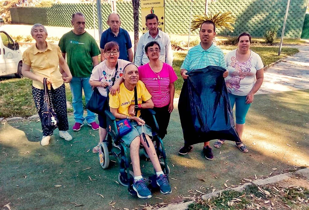 Foto de grupo de los voluntarios de Placeat que han estado limpiando y recogiendo basura en la ciudad deportiva de Plasencia.