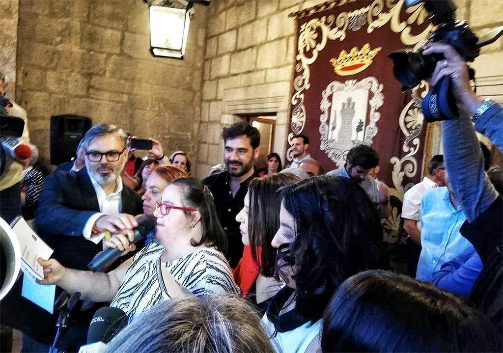 Las Pregoneras de PLACEAT en el balcón del Ayuntamiento de Plasencia