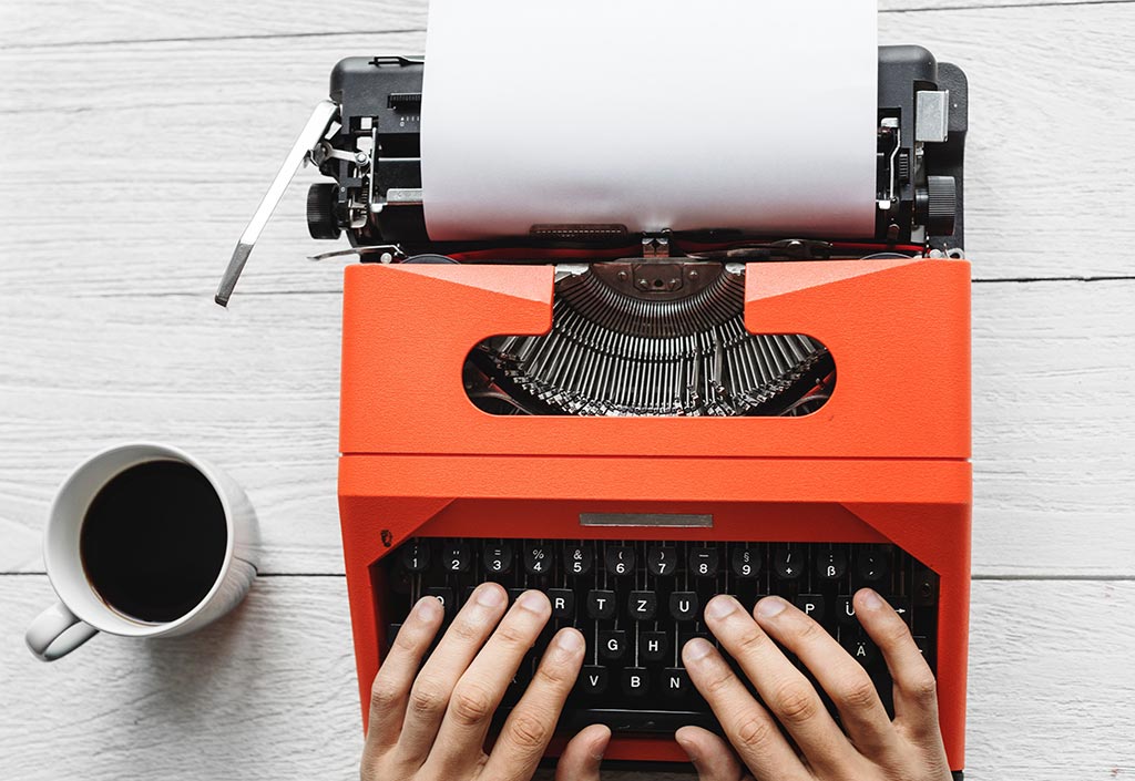 En la imagen se ve una máquina de escribir, lista para redactar el artículo de la Primera Edición Premio Nacional de Periodismo Placeat 2019